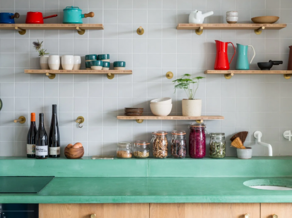 Dapur dengan pot bunga berbentuk teko keramik